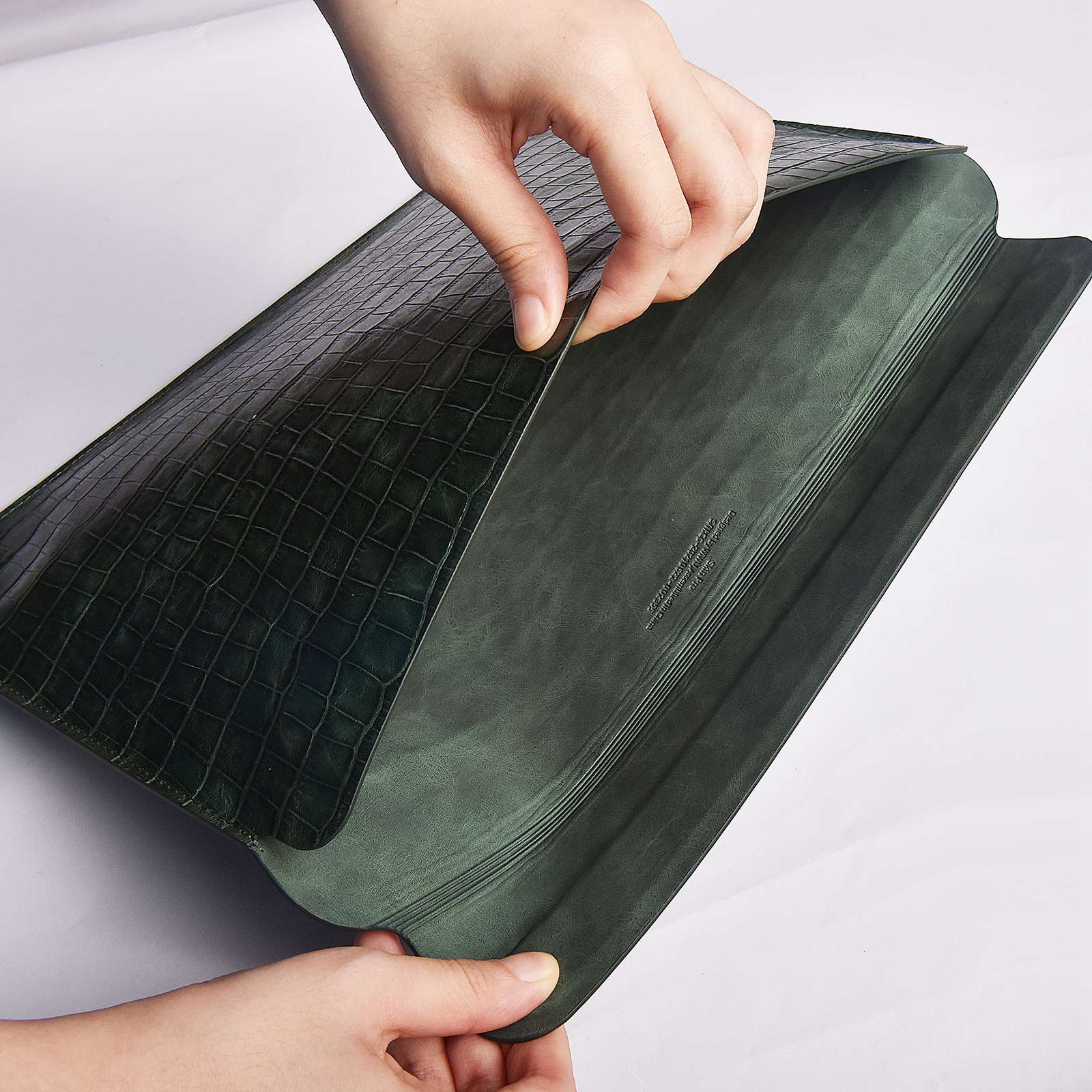 WIWU 13.3 inch Laptop Bag Magnetic Closure Genuine Leather Storage Pouch Multifunction Crocodile Texture Mouse Pad Notebook Computer Sleeve - Midnight Green