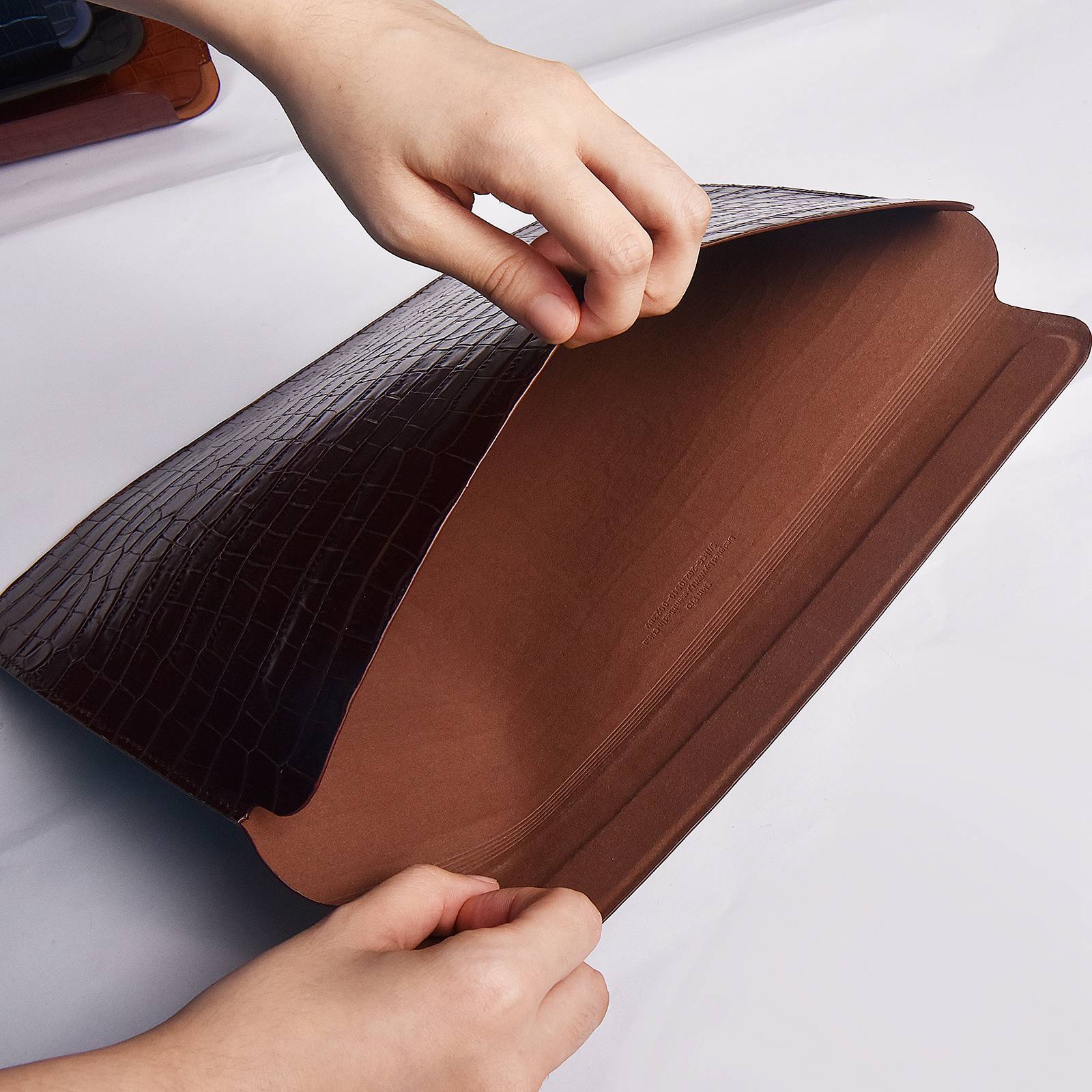 Wiwu 13.3 inch Laptop Bag Magnetic Closure Genuine Leather Storage Pouch Multifunction Crocodile Texture Mouse Pad Notebook Computer Sleeve - Coffee