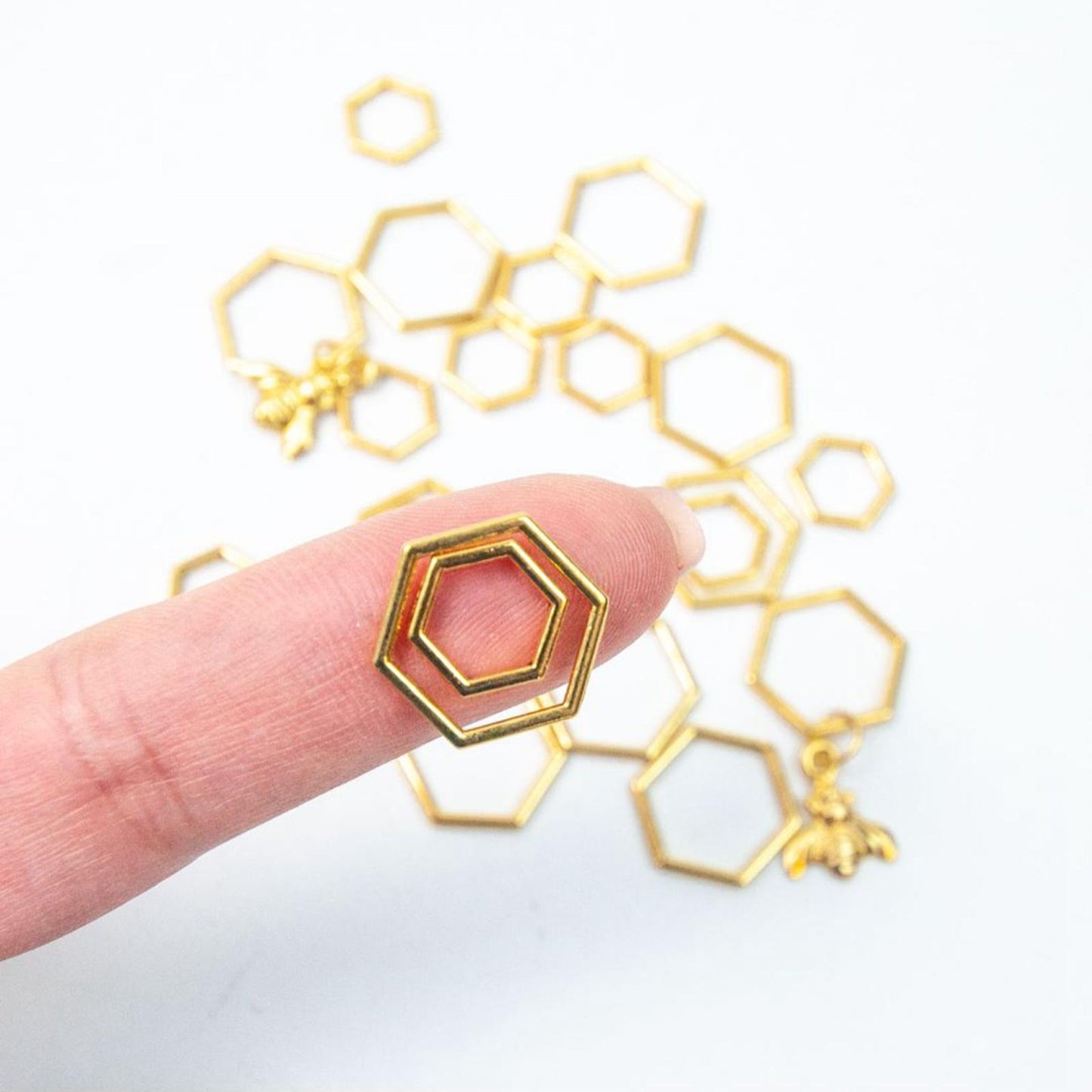 20Pcs Metal Knitting Crochet Locking Stitch Markers Set Hexagonal + Bee Crochet Latching Needle Clip