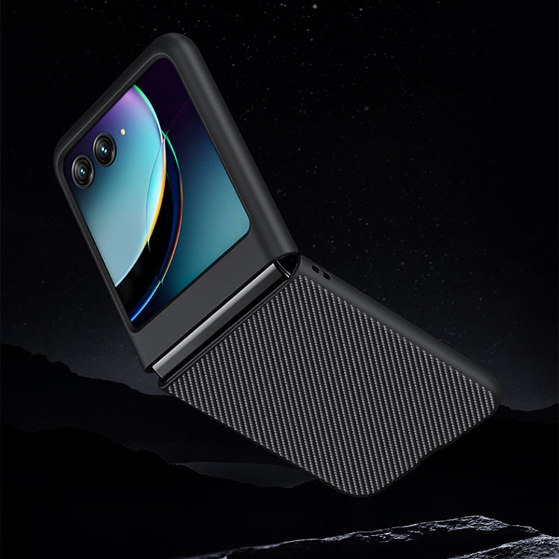 Uniqkart for Motorola Razr 40 Ultra 5G Anti-Drop Phone Case Fiber Carbon Texture PC Phone Cover - Black / Yellow
