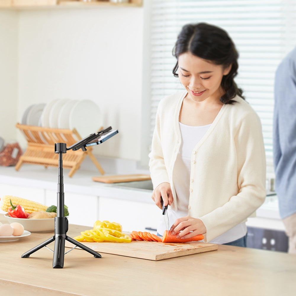 MCDODO MDD SS-1771 Dual Lights Wireless Selfie Stick Portable Tripod Phone Stand with 360-Degree Rotating Phone Clip/Remote for Photography Live Streaming - Black