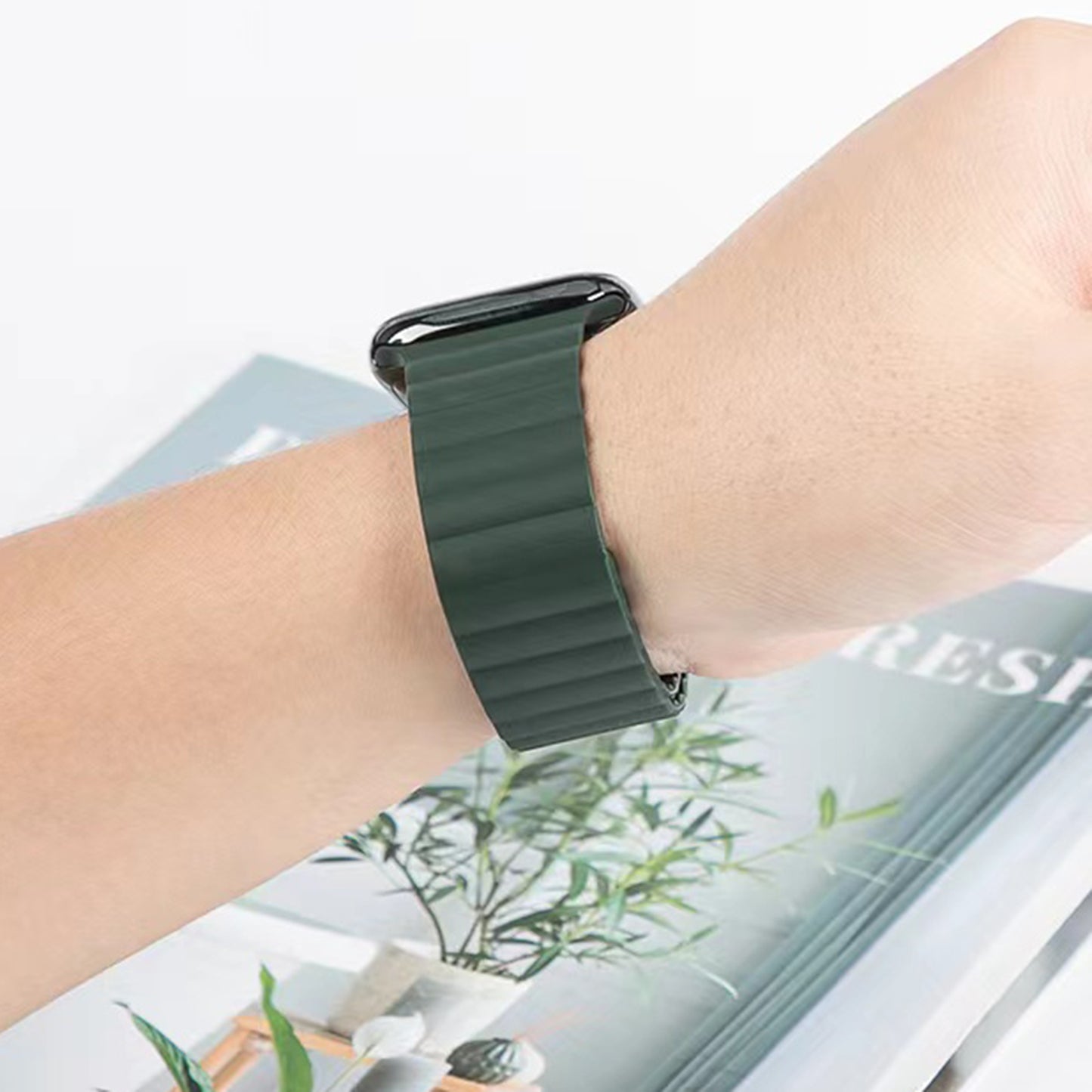 MUTURAL Modi Series Sweatproof Silicone Watch Band Adjustable Magnetic Wrist Strap for Apple Watch Series 8 41mm / Series 7 41mm / 6 / 5 / 4 / SE / SE(2022) 40mm / 3 / 2 / 1 38mm - Green