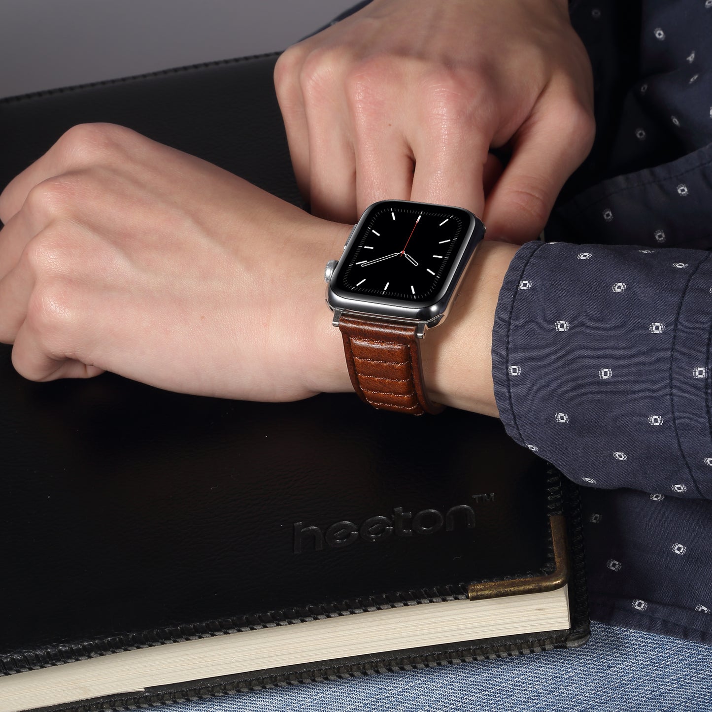 For Apple Watch Series 8 / 7 41mm / SE / SE (2022) / 6 / 5 / 4 40mm / 3 / 2 / 1 38mm Watch Strap Waxy Cowhide Leather Watchband - Brown