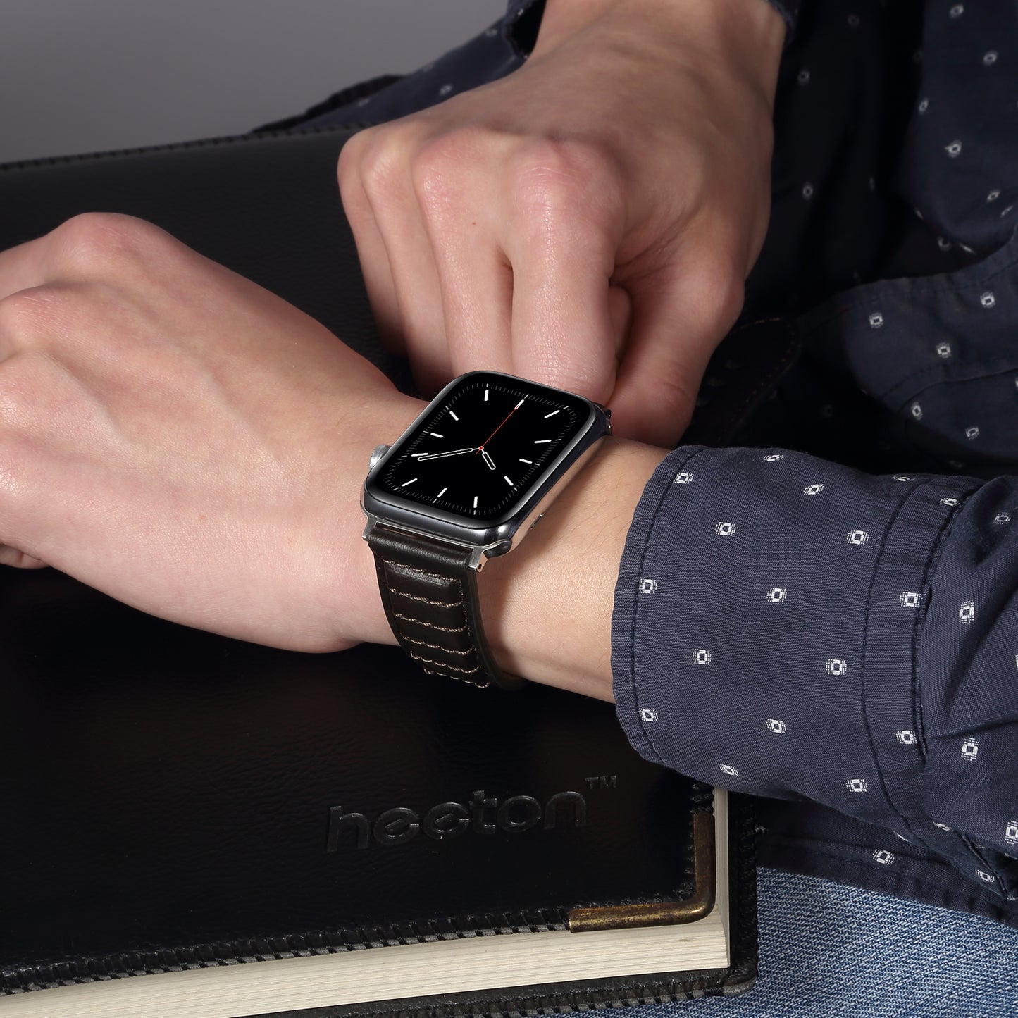 For Apple Watch Series 8 / 7 41mm / SE / SE (2022) / 6 / 5 / 4 40mm / 3 / 2 / 1 38mm Watch Strap Waxy Cowhide Leather Watchband - Black