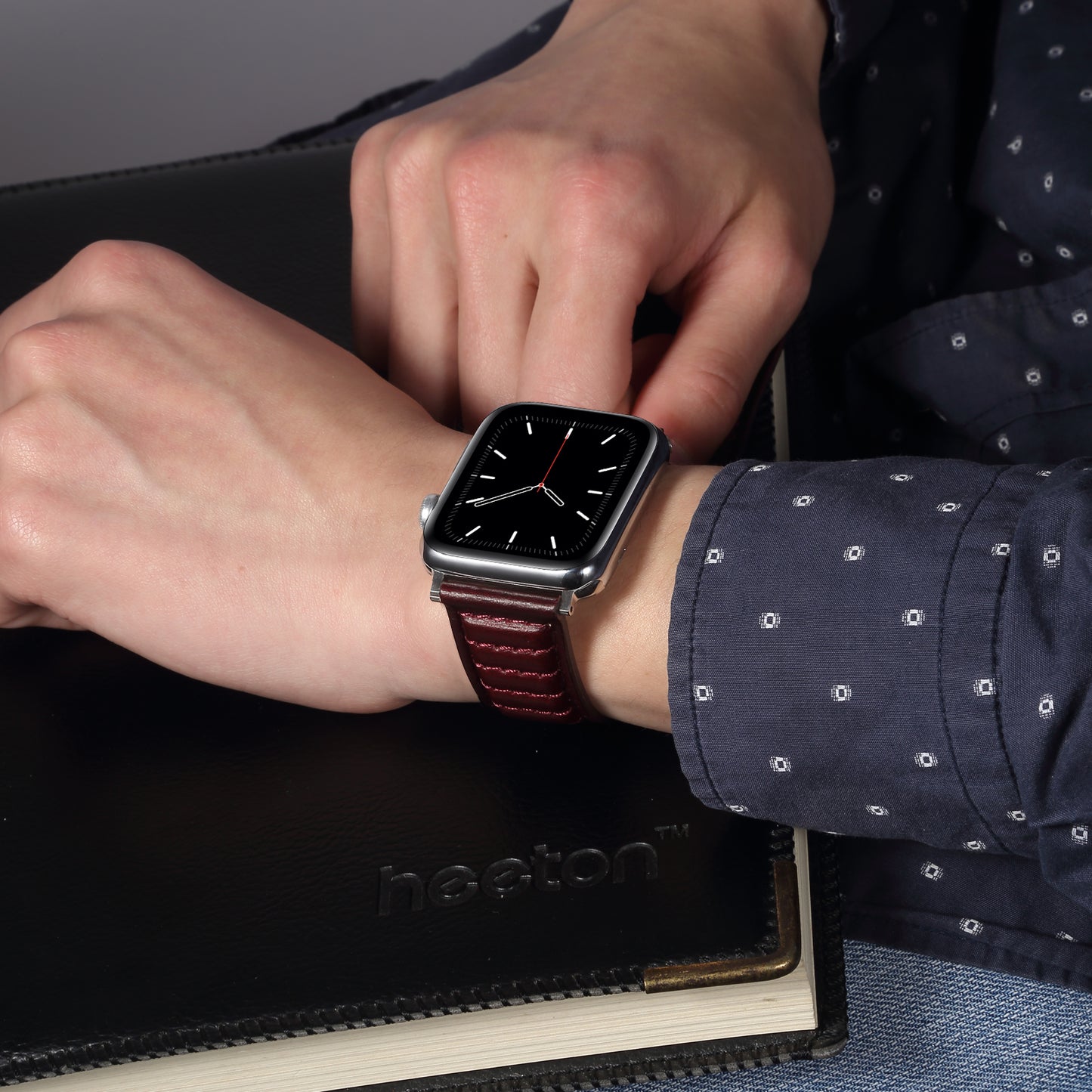 For Apple Watch Series 8 / 7 41mm / SE / SE (2022) / 6 / 5 / 4 40mm / 3 / 2 / 1 38mm Watch Strap Waxy Cowhide Leather Watchband - Wine Red
