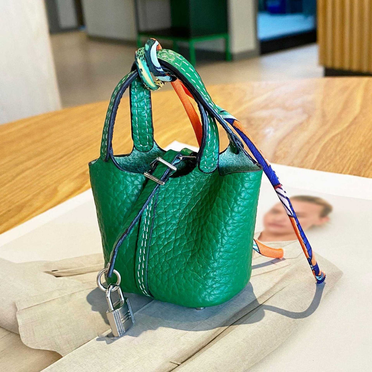 for Apple AirPods 3 / Pro / Pro 2 / AirPods with Charging Case (2016) / (2019) / AirPods with Wireless Charging Case (2019) Shockproof Cover Cowhide Leather Protective Case with Strap - Green