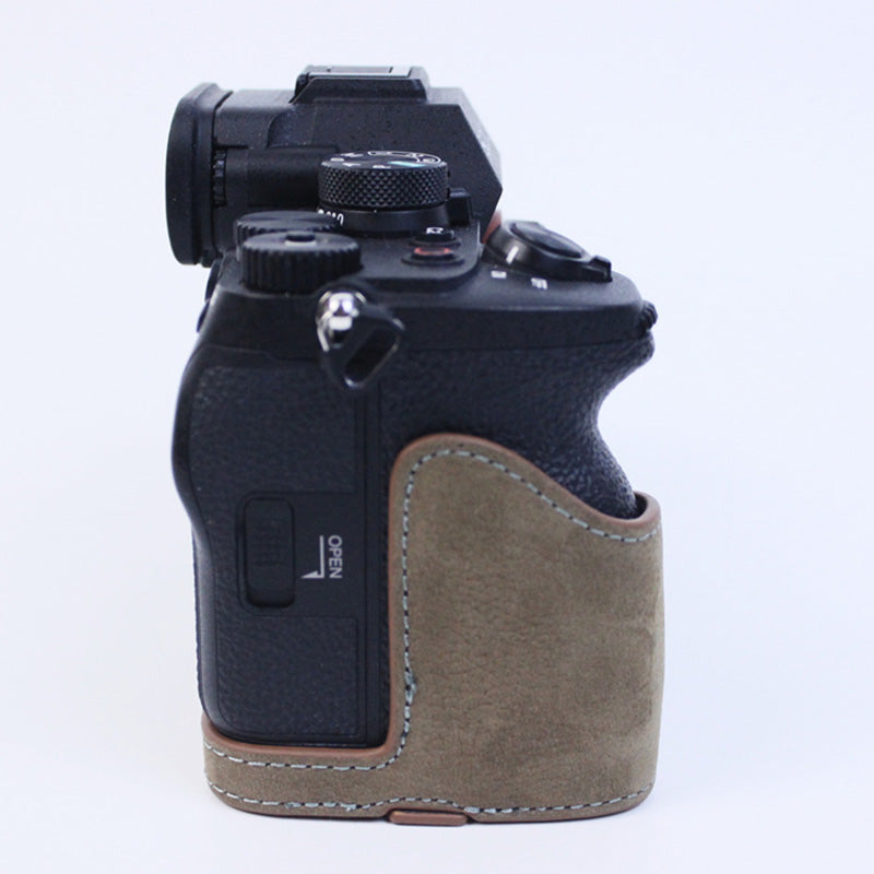 Uniqkart for Sony A7M4  /  A1  /  A7S III  /  A7S3  /  A7R5 Shockproof Camera Cover Genuine Leather Camera Bottom Case Protective Sleeve - Grey