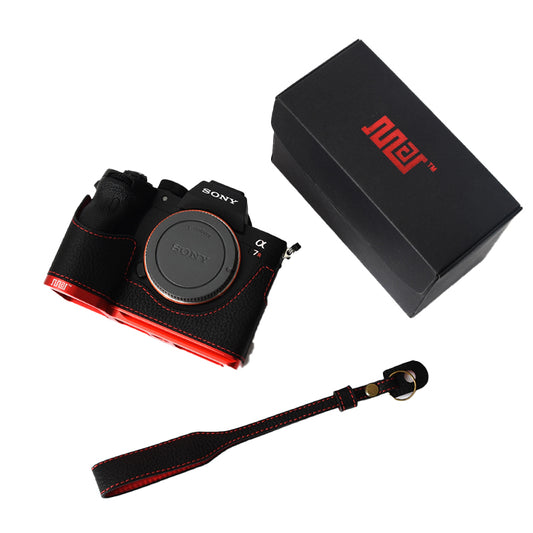 Uniqkart for Sony A7R4/A7M4 Quick Release Plate Metal + Genuine Leather Camera Protection Bottom Case Cover with Hand Strap - Black/Red Bottom