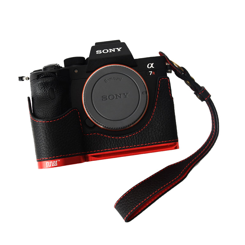 Uniqkart for Sony A7R4/A7M4 Quick Release Plate Metal + Genuine Leather Camera Protection Bottom Case Cover with Hand Strap - Black/Red Bottom