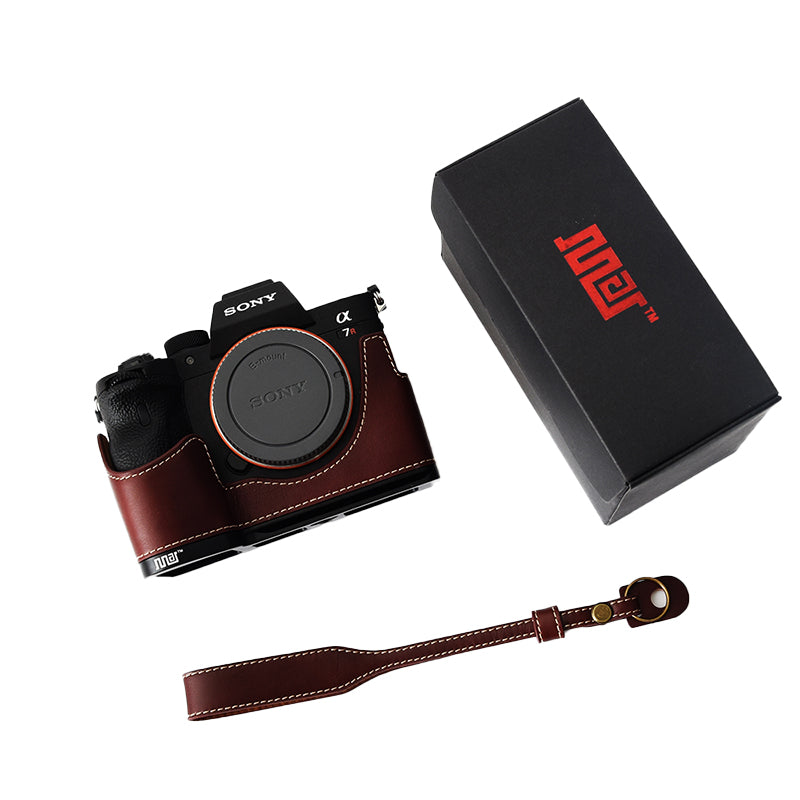 Uniqkart for Sony A7R4/A7M4 Quick Release Plate Metal + Genuine Leather Camera Protection Bottom Case Cover with Hand Strap - Coffee/Black Bottom