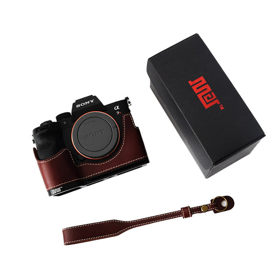 Uniqkart for Sony A7R4/A7M4 Quick Release Plate Metal + Genuine Leather Camera Protection Bottom Case Cover with Hand Strap - Coffee/Black Bottom