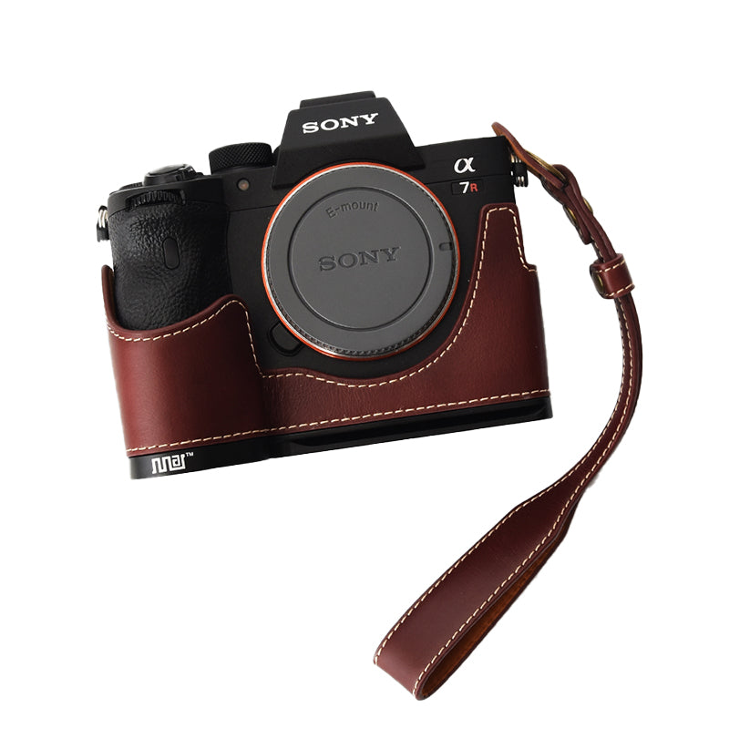 Uniqkart for Sony A7R4/A7M4 Quick Release Plate Metal + Genuine Leather Camera Protection Bottom Case Cover with Hand Strap - Coffee/Black Bottom