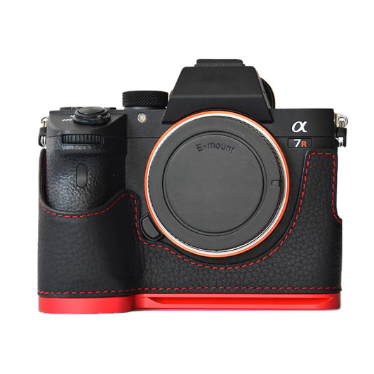 Uniqkart for Sony A7M3/A9/A73/A7R3 Genuine Leather Camera Bottom Case Protective Half Body Cover Quick Release Plate Bracket Holder - Black / Red
