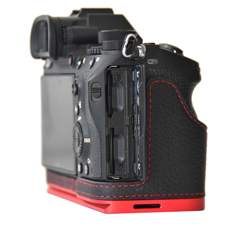 Uniqkart for Sony A7M3/A9/A73/A7R3 Genuine Leather Camera Bottom Case Protective Half Body Cover Quick Release Plate Bracket Holder - Black / Red