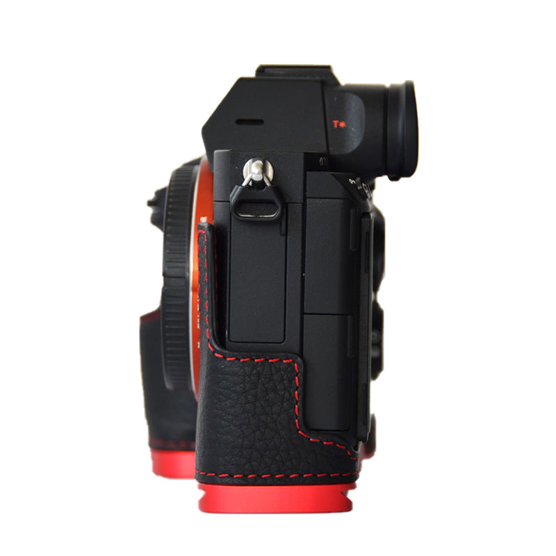 Uniqkart for Sony A7M3/A9/A73/A7R3 Genuine Leather Camera Bottom Case Protective Half Body Cover Quick Release Plate Bracket Holder - Black / Red