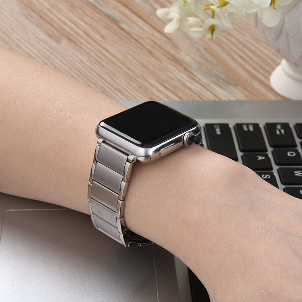 Magnetic Stainless Steel Watch Band for Apple Watch Series 8 7 41mm / Series 6 SE / SE(2022) 5 4 40mm / Series 3 2 1 38mm - Silver
