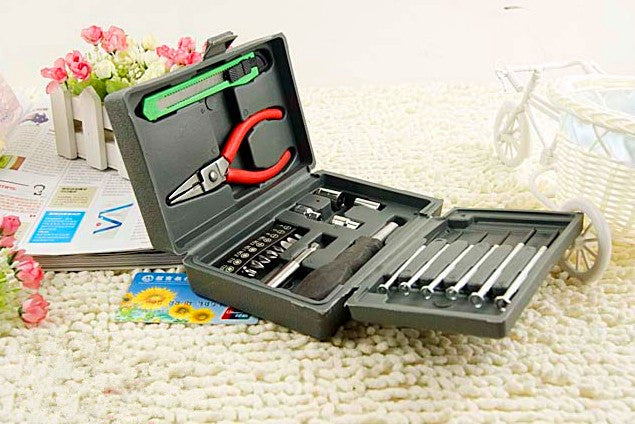 24 Piece Home Repair Hardware Tool Set Pliers Screwdrivers Kit